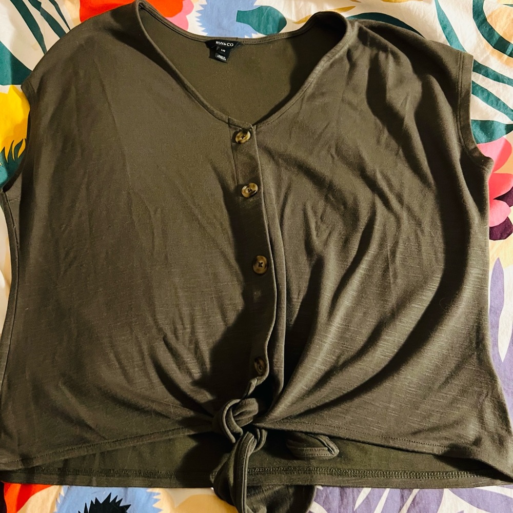 RW&Co Green T-Shirt with a tie. Size Large, Women’s
